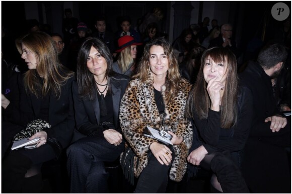 Virginie Mouzat, Emmanuelle Alt, Mademoiselle Agnes et Babeth Djian au défilé Versace lors de la Fashion Week à Paris, le 20 janvier 2013.