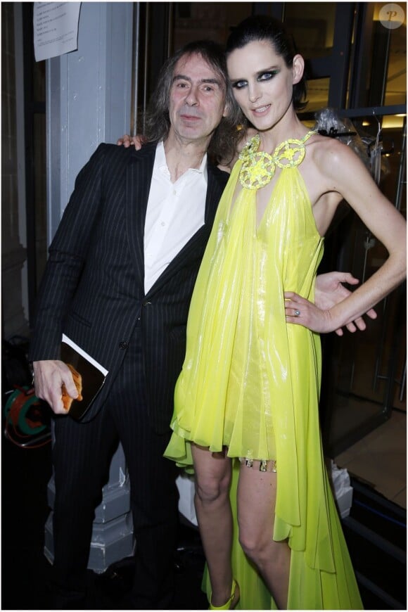 Ivor Braka et Stella Tennant lors du défilé Versace lors de la Fashion Week à Paris, le 20 janvier 2013.