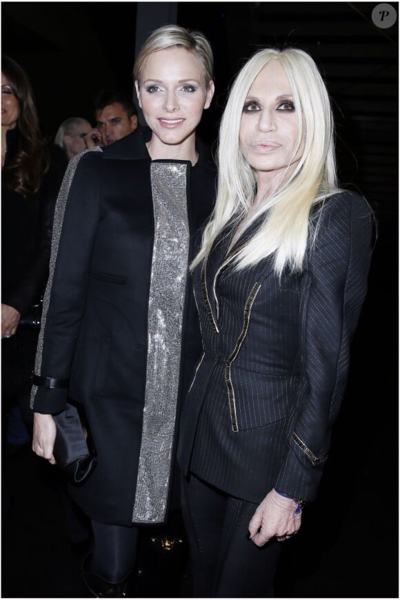 La princesse Charlene de Monaco et Donatella Versace au défilé Versace lors de la Fashion Week à Paris, le 20 janvier 2013.