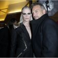 Kevin Costner et Kristen McMenamy au défilé haute couture Versace lors de la Fashion Week à Paris, le 20 janvier 2013.