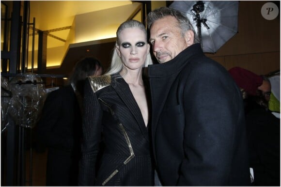 Kevin Costner et Kristen McMenamy au défilé haute couture Versace lors de la Fashion Week à Paris, le 20 janvier 2013.