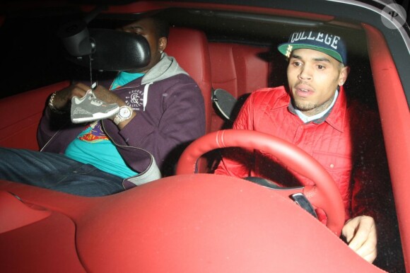 Chris Brown, installé dans sa Porsche en compagnie du chanteur Sean Kingston, quitte un studio d'enregistrement où il retrouvait Rihanna. Los Angeles, le 17 janvier 2013.