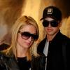 Exclusif - Paris Hilton, accompagnée de son chéri River Viiperi, signe des autographes à son arrivée à l'aéroport de Salt Lake City. Le 18 janvier 2013.