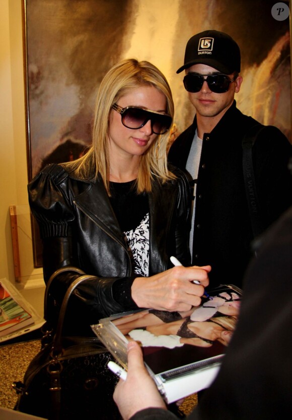 Exclusif - Paris Hilton, accompagnée de son chéri River Viiperi, signe des autographes à son arrivée à l'aéroport de Salt Lake City. Le 18 janvier 2013.