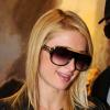 Exclusif - Comme une star de cinéma, Paris Hilton signe des autographes à son arrivée à l'aéroport de Salt Lake City. Le 18 janvier 2013.