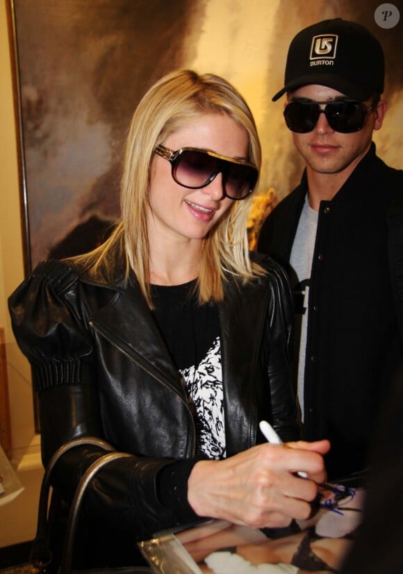 Exclusif - Comme une star de cinéma, Paris Hilton signe des autographes à son arrivée à l'aéroport de Salt Lake City. Le 18 janvier 2013.
