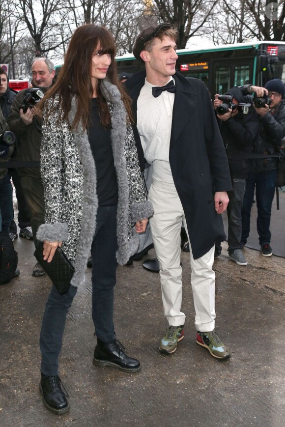 Caroline de Maigret à son arrivée au défilé Chanel le 22 janvier 2013