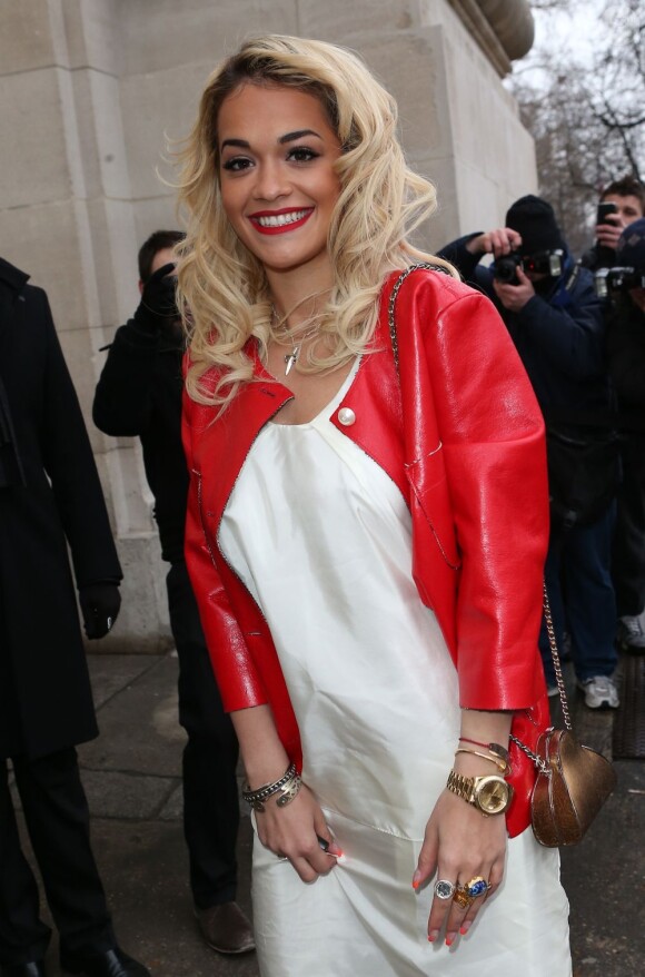 La chanteuse Rita Ora à son arrivée au défilé Chanel le 22 janvier 2013 au Grand Palais