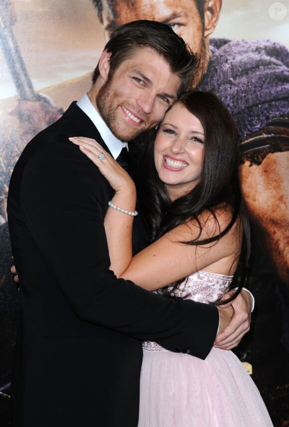 Liam McIntyre et sa fiancée Erin Hasan lors de l'avant-première de la troisième saison de 'Spartacus : War Of The Damned', à Los Angeles, le 22 janvier 2013