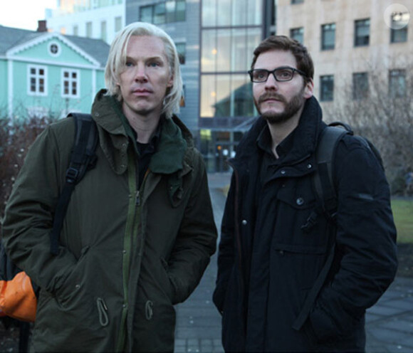 Benedict Cumberbatch dans la peau de Julian Assange et Daniel Brühl incarnant Daniel Domscheit-Berg dans la première image du film The Fifth Estate.