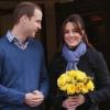 Le duc et la duchesse de Cambridge à la sortie de l'hôpital King Edward Vii, à Londres, le 6 décembre 2012. Kate Middleton donnera naissance au premier enfant du couple en juillet 2013.