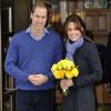 Le duc et la duchesse de Cambridge à la sortie de l'hôpital King Edward Vii, à Londres, le 6 décembre 2012. Kate Middleton donnera naissance au premier enfant du couple en juillet 2013.