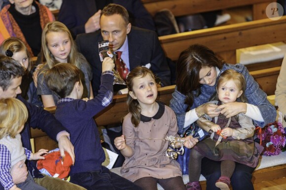 Le prince héritier Frederik de Danemark et la princesse Mary avec leurs quatre enfants, Vincent, Christian, Isabella et Josephine, lors d'un concert de Noël à Copenhague le 16 décembre 2012.