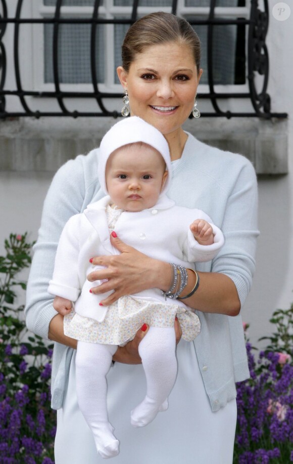 La princesse Victoria de Suède avec la princesse Estelle le 14 juillet 2012, jour de ses 35 ans, à Solliden.
