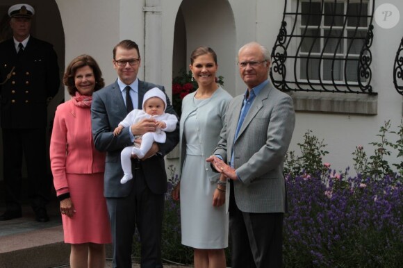 La reine Silvia, le prince Daniel avec la princesse Estelle dans les bras, la princesse Victoria et le roi Carl XVI Gustaf de Suède le 14 juillet 2012 à Solliden.