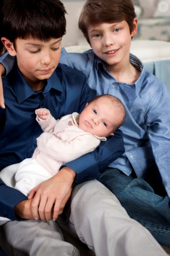 La princesse Athena de Danemark avec ses demi-frères Nikolai et Felix, portrait officiel quelques semaines après sa naissance le 24 janvier 2012.