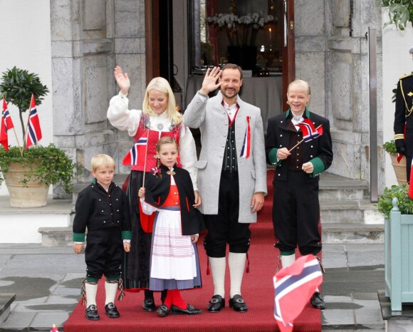 La princesse Mette-Marit et le prince Haakon de Norvège avec leurs enfants Sverre Magnus, Ingrid Isabella et Marius, lors de la Fête nationale le 17 mai 2012.