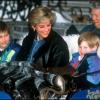 La princesse Diana avec ses fils les princes William et Harry aux sports d'hiver à Lech en 1993, avec la nounou Olga Powell.