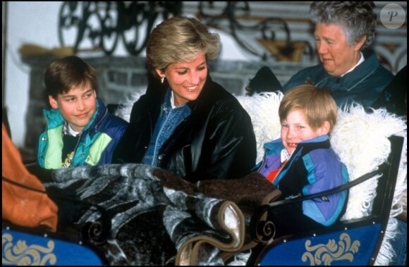 La princesse Diana avec ses fils les princes William et Harry aux sports d'hiver à Lech en 1993, avec la nounou Olga Powell.