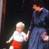 Le prince William avec sa nounou Olga Powell le 15 septembre 1984, jour de la naissance de son frère le prince Harry