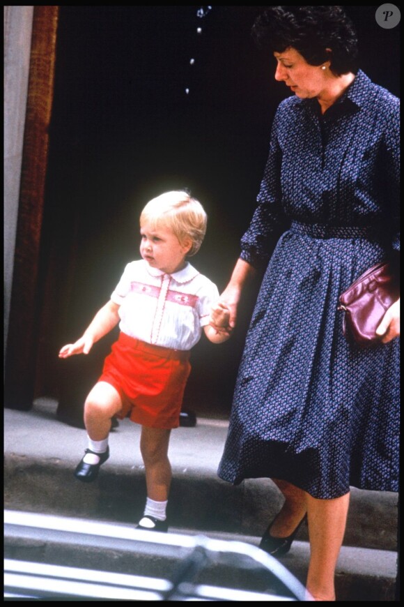 Le prince William avec sa nounou Olga Powell le 15 septembre 1984, jour de la naissance de son frère le prince Harry