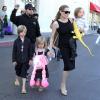 Angelina Jolie avec ses enfants à Los Angeles le 29 octobre 2012