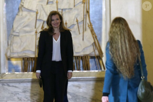 Florence Cassez accueillie par Valérie Trierweiler au Palais de l'Élysée avant un entretien privé avec le président François Hollande à Paris le 25 Janvier 2013.