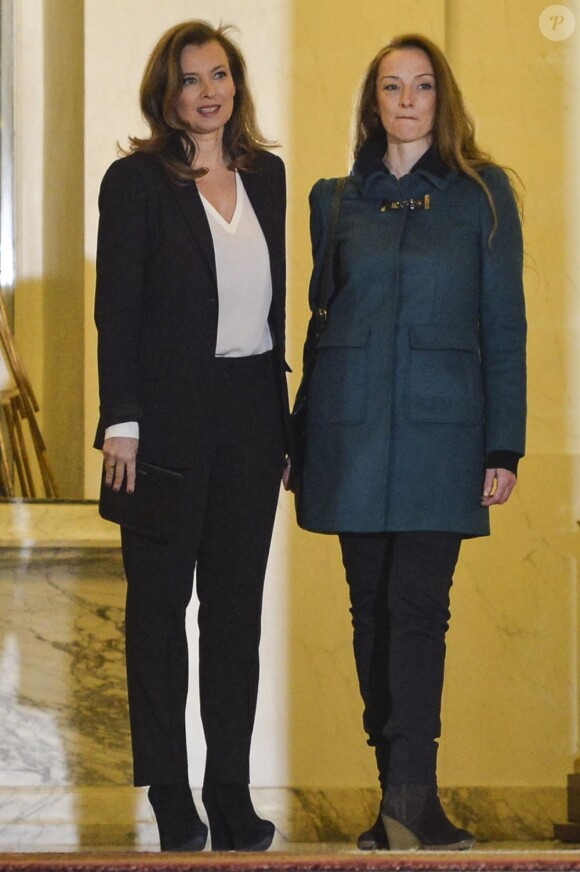 Florence Cassez accueillie par Valérie Trierweiler au Palais de l'Élysée avant son entretien privé avec le président François Hollande à Paris le 25 Janvier 2013.