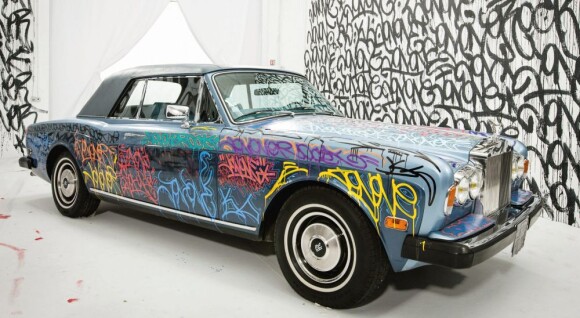 Rolls-Royce Corniche de 1984 customisée par le graffeur JonOne mise en vente en janvier 2013 par Eric Cantona au profit de la Fondation Abbé Pierre. Acquise par Sébastien Bazin, elle est désormais exposée à l'Hôtel Dassault, sur les Champs-Elysées.