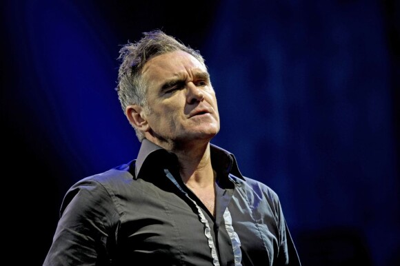 Morrissey en juin 2011 à Glastonbury. En janvier 2012, le rockeur anglais annule plusieurs concerts aux Etats-Unis suite à une mystérieuse hospitalisation.