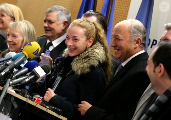 Florence Cassez et Laurent Fabius lors d'une conférence de presse à Roissy-Charles-de-Gaulle le 24 janvier 2013