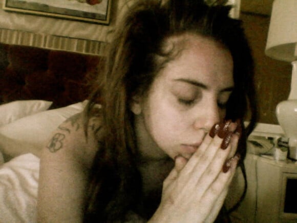 Lady Gaga prie pour les victimes de l'incendie du Kiss, une boîte de nuit de Santa Maria, au sud du Brésil. L'établissmeent a été ravagé par les flammes dans la nuit du samedi au dimanche 27 janvier 2013 faisant 231 victimes.