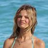 Le top model polonais Magdalena Frackowiak, ultra sexy pour sa séance photo sur une plage à Saint-Barthélémy. Le 26 Janvier 2013.