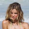 Le top model polonais Magdalena Frackowiak, ultra sexy pour sa séance photo sur une plage à Saint-Barthélémy. Le 26 Janvier 2013.