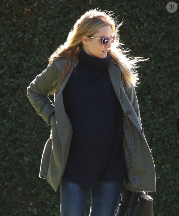 La jolie Kristen Bell, enceinte, sort de chez elle à Los Angeles, le 28 janvier 2013.