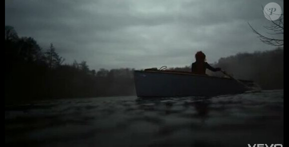 Mylène Farmer dans le clip de Je te dis tout, disponible sur l'album Monkey Me, sorti le 3 décembre 2012.