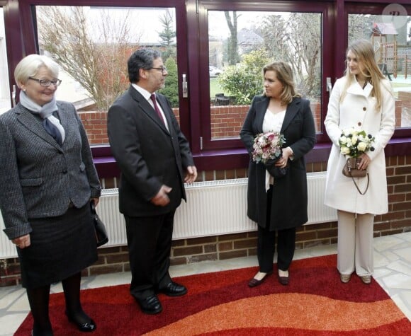 La grande-duchesse Maria Teresa et la grande-duchesse héritière Stéphanie de Luxembourg sont accueillies avec des fleurs lors de leur visite des Maisons d'Enfants de l'Etat à Schifflange, le 29 janvier 2013.