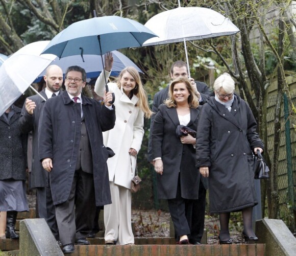 Visite pluvieuse mais avec le sourire de la grande-duchesse Maria Teresa et la grande-duchesse héritière Stéphanie de Luxembourg dans les Maisons d'Enfants de l'Etat à Schifflange, le 29 janvier 2013.