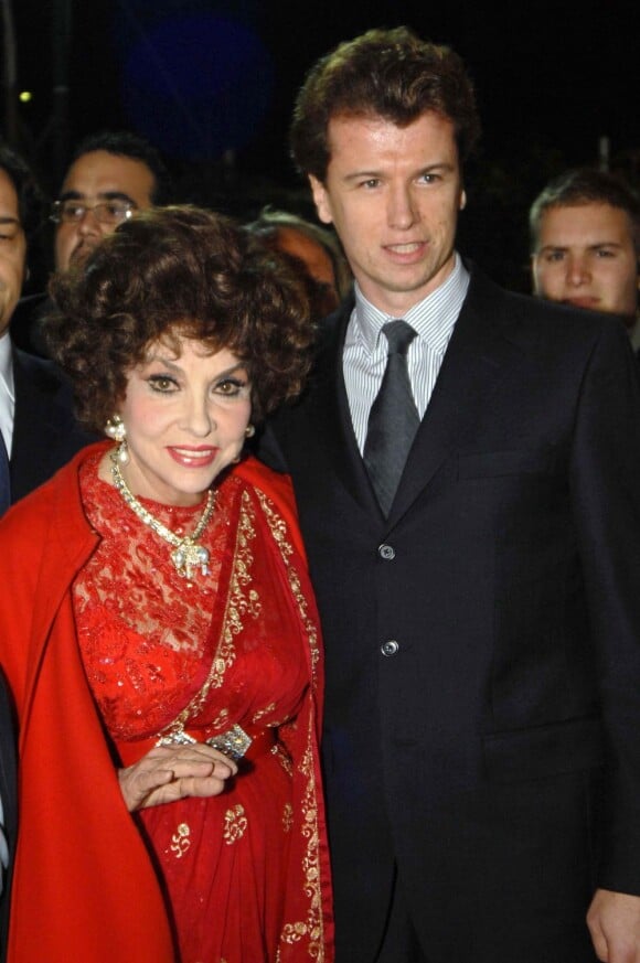 Gina Lollobrigida et son ex-fiancé Javier Rigau Rafols, à Naples, le 16 décembre 2006.