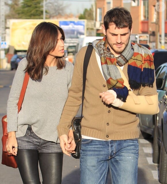 Iker Casillas et sa duclinée Sara Carbonero dans les rues de Madrid le 27 janvier 2013