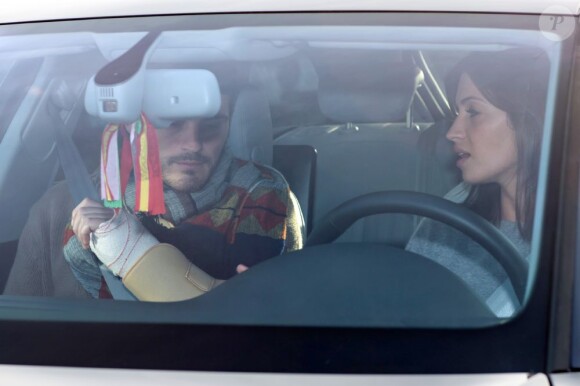 Sara Carbonero jour les chauffeurs pour Iker Casillas après son opération du pouce dans les rues de Madrid le 27 janvier 2013