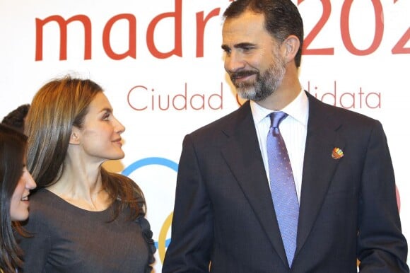 Felipe et Letizia d'Espagne, toujours très complices, inauguraient le 30 janvier 2013, jour du 45e anniversaire du prince, le Fitur, salon international annuel du tourisme de Madrid.