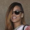 Rihanna souriante à son arrivée à l'aéroport de Los Angeles, le 31 janvier 2013.