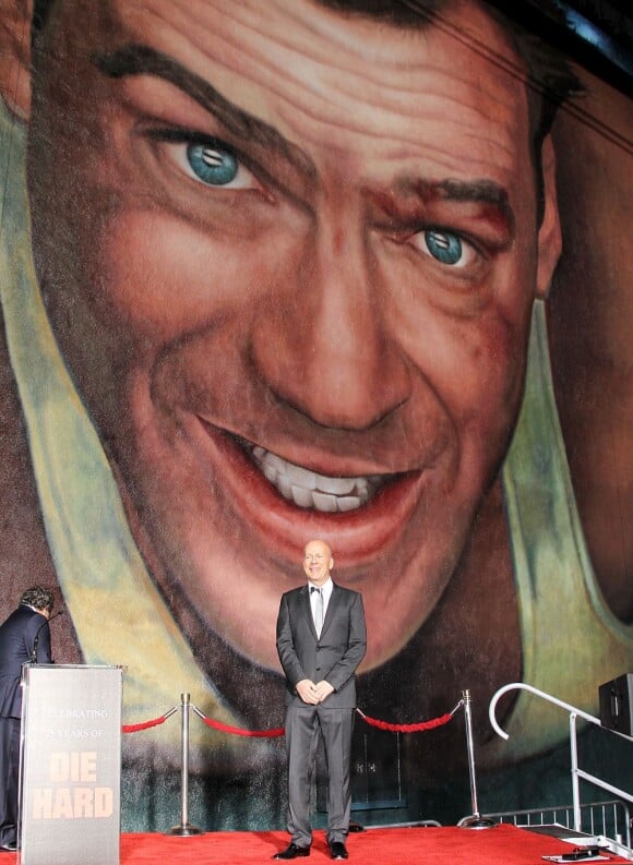 Bruce Willis ému par l'honneur que lui fait la major Twentieth Century Fox pour les 25 ans de Die Hard à Los Angeles, le 31 janvier 2013.