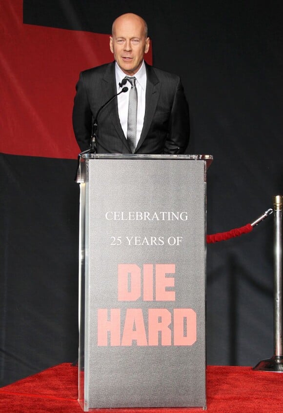 Bruce Willis et Rumer Willis s'embrassent lors de la soirée spéciale célébrant les 25 ans de Die Hard à Los Angeles, le 31 janvier 2013.
