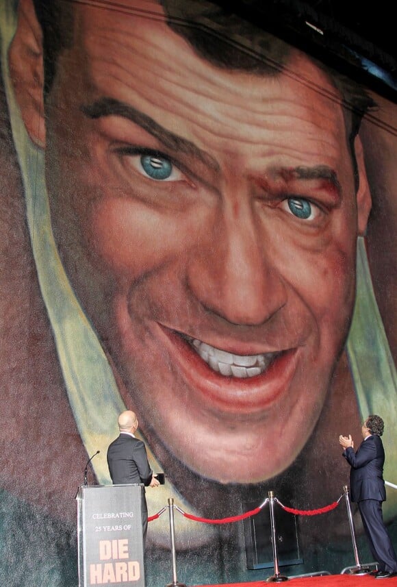 Bruce Willis découvre le visage de John McClane sur le mur du studio de la Fox à Los Angeles, le 31 janvier 2013.