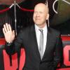 Bruce Willis salue les quelques convives venus assister aux 25 ans de Die Hard à Los Angeles, le 31 janvier 2013.