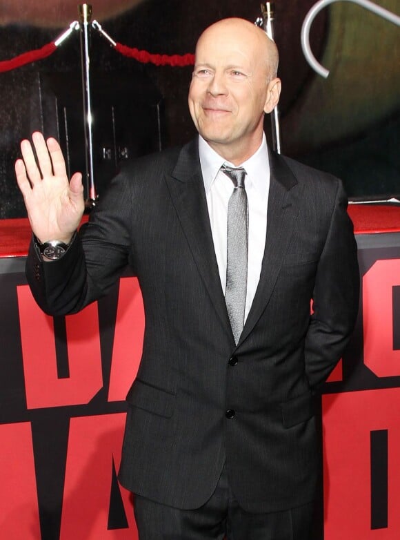 Bruce Willis salue les quelques convives venus assister aux 25 ans de Die Hard à Los Angeles, le 31 janvier 2013.