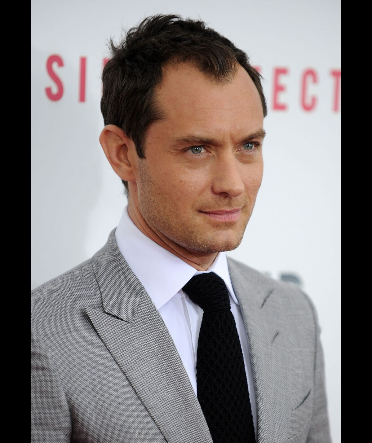 Photo : Jude Law toujours aussi classe pour la première du film Side ...