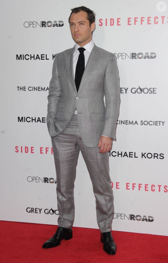 Jude Law classe à la première du film Side Effects au AMC Lincoln de New York, le 31 janvier 2013.